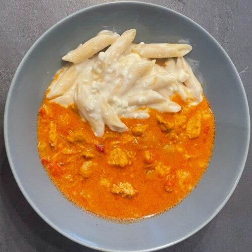 chicken goulash with man 'n' cheese served in a plate