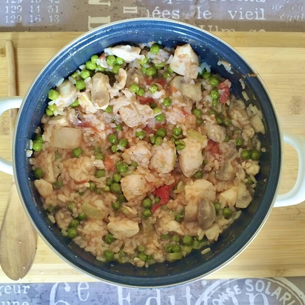 Spicy chicken and mushroom pilaf with green peas