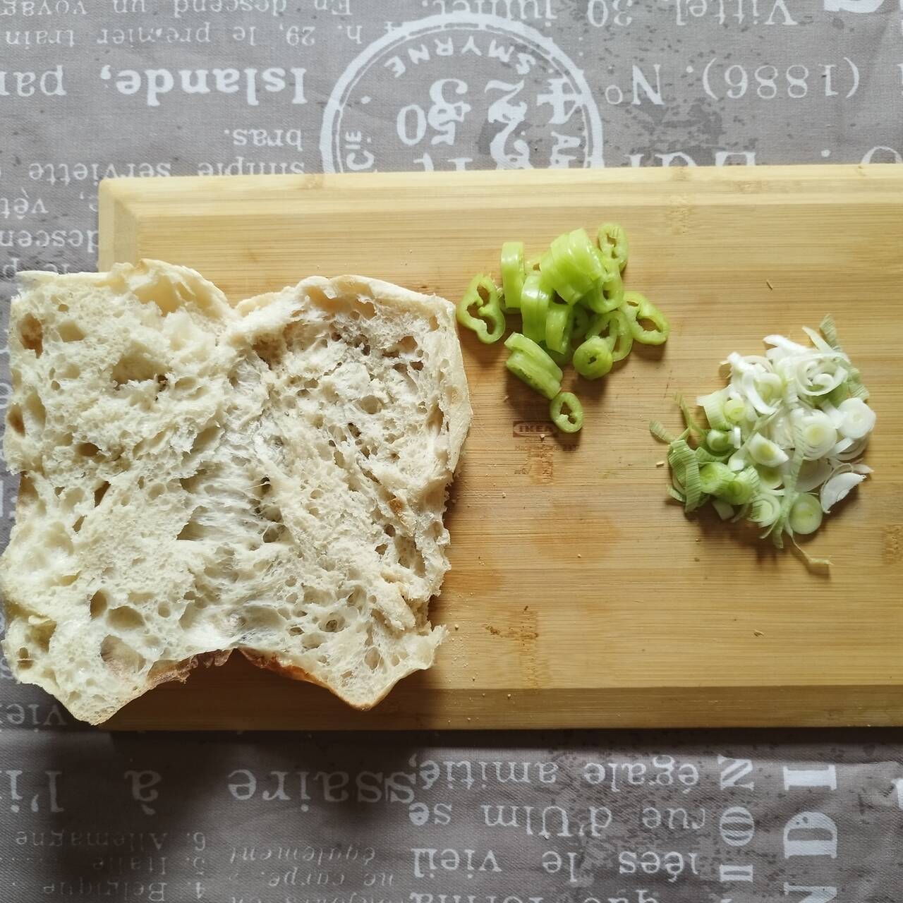 Flatbread with spring onions and green peppers chopped next to it